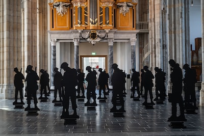 Na Buckingham Palace staan deze stalen soldaten nu in Arnhem: ‘Mensen gaan er echt op aan’