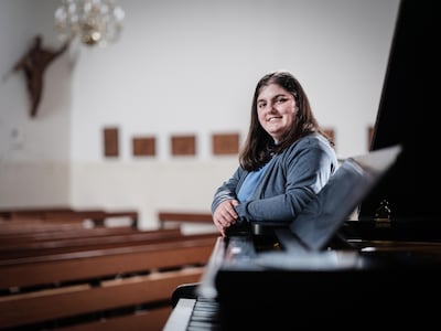 Ze kan geen noten lezen, maar speelt wel Chopin: Sidika (26) geeft haar droomconcert
