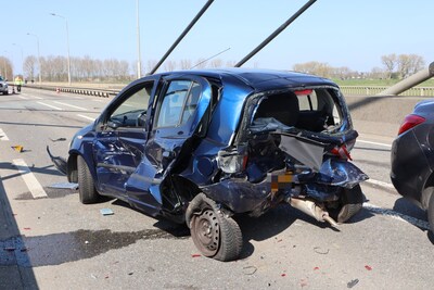 Auto in kreukels bij botsing met drie andere rijtuigen op Heusdense brug