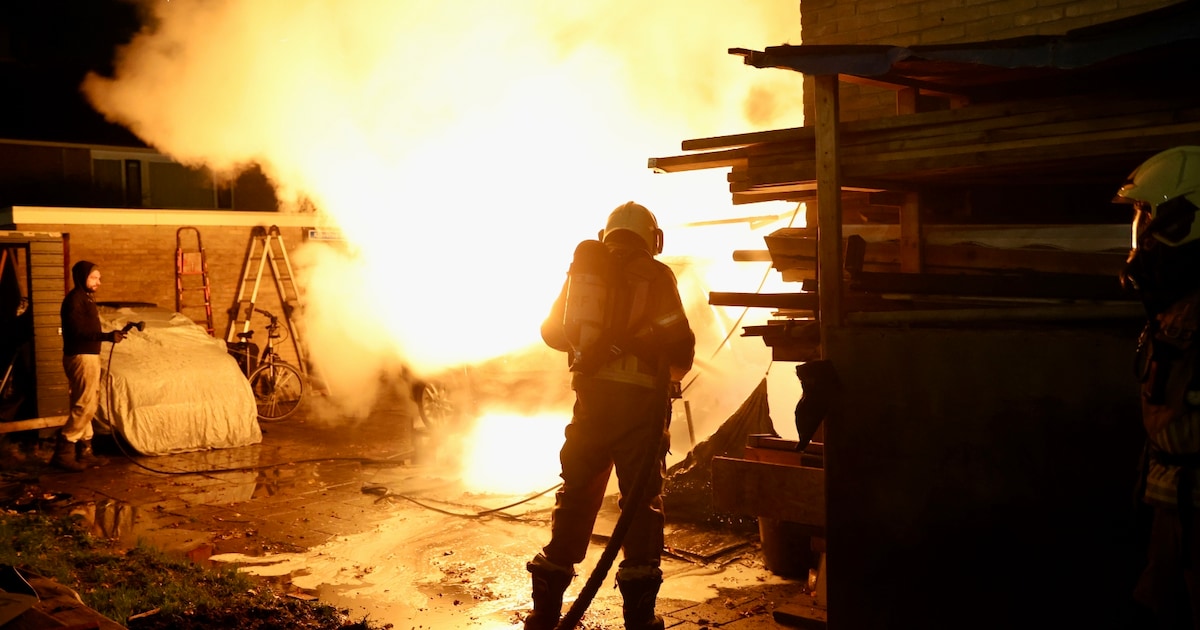 Auto in brand achter woningen op Mariëngaard in Drachten