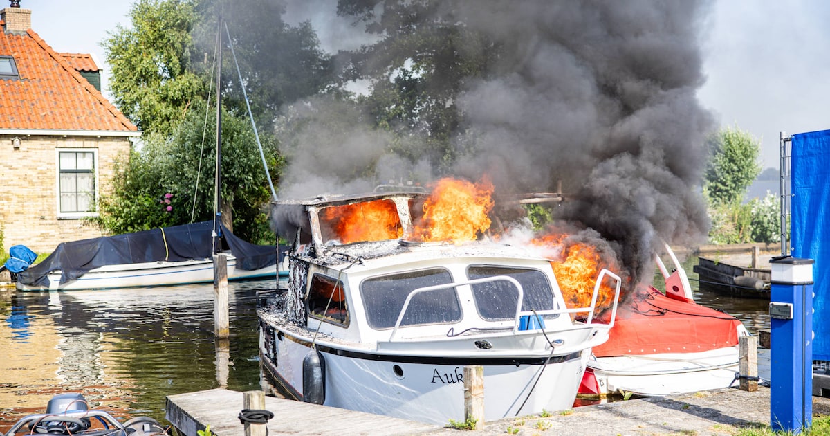 Plezierboot in brand in het Tjeukemeer bij Oosterzee