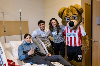 PSV’ers bezorgen kinderen in het ziekenhuis afleiding met een officiële persconferentie: ‘Boadu is d