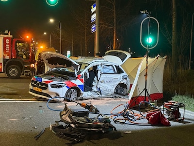 Nachtelijke rit naar melding eindigt in zwaar ongeval: twee agenten en automobilist naar ziekenhuis