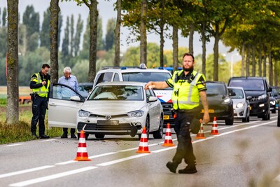 Kop-staartbotsing tussen twee auto's op N217 bij Oud-Beijerland
