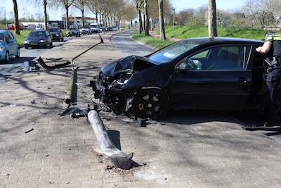 Auto rijdt lantaarnpaal uit de grond op de Beethovenstraat in Tiel