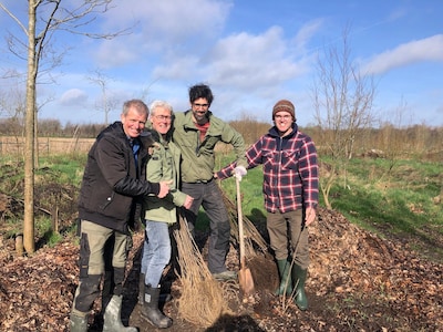 Nieuwe bomen geplant in de Buurttuin van de wijk De Kuil in Udenhout