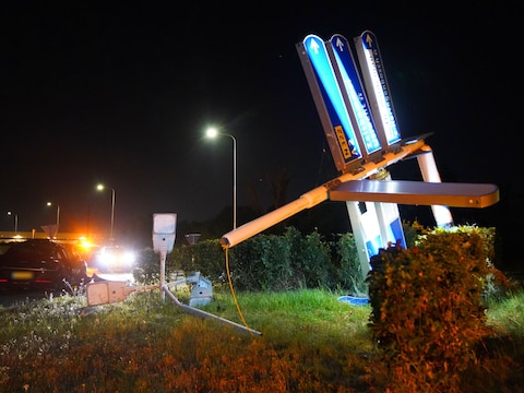 De bestuurder raakte lichtgewond.