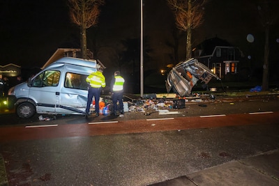 Man (38) die met drank op 170 km/u in Tesla scheurde en busje in Boskoop ramde krijgt lagere straf