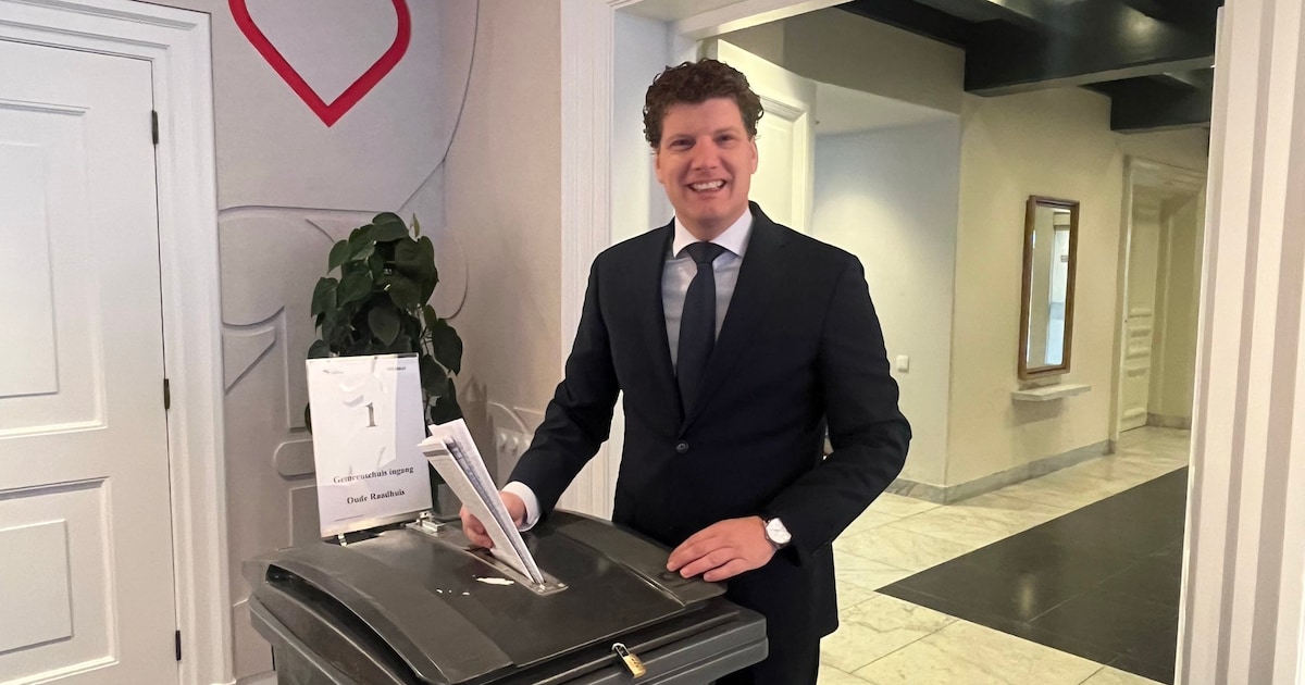 Burgemeester van Barneveld brengt stem uit en neemt wat bijzonders mee