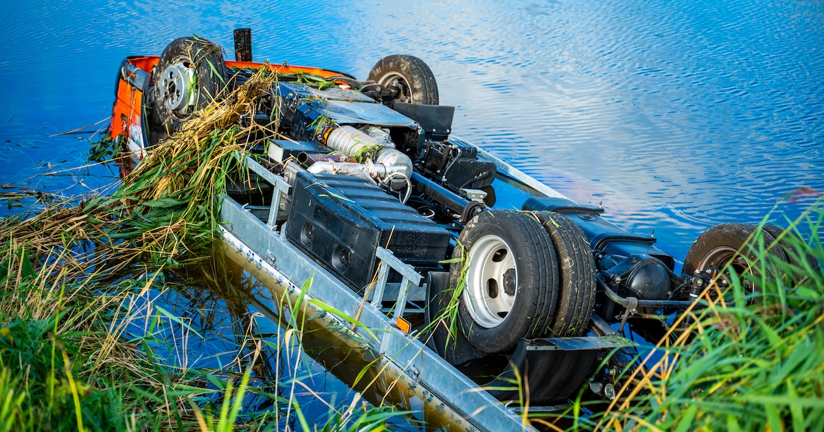 Bakwagen met steigeronderdelen belandt op z’n kop in een sloot