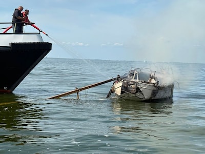 Klaas vaart vol gas naar rookwolken op IJsselmeer: ‘Achterkant van de boot was eruit geëxplodeerd’