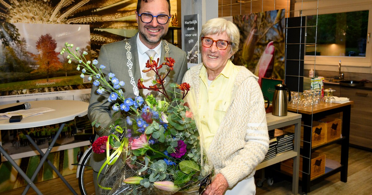 Zwijndrechtse Heugel voor Leny Mars-Vonk na jaren inzet bij Arboretum Munnike Park