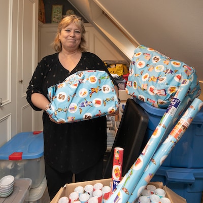 ‘Pietje spelen op mijn eigen manier’: Yvonne verrast 110 kinderen met Sinterklaascadeaus