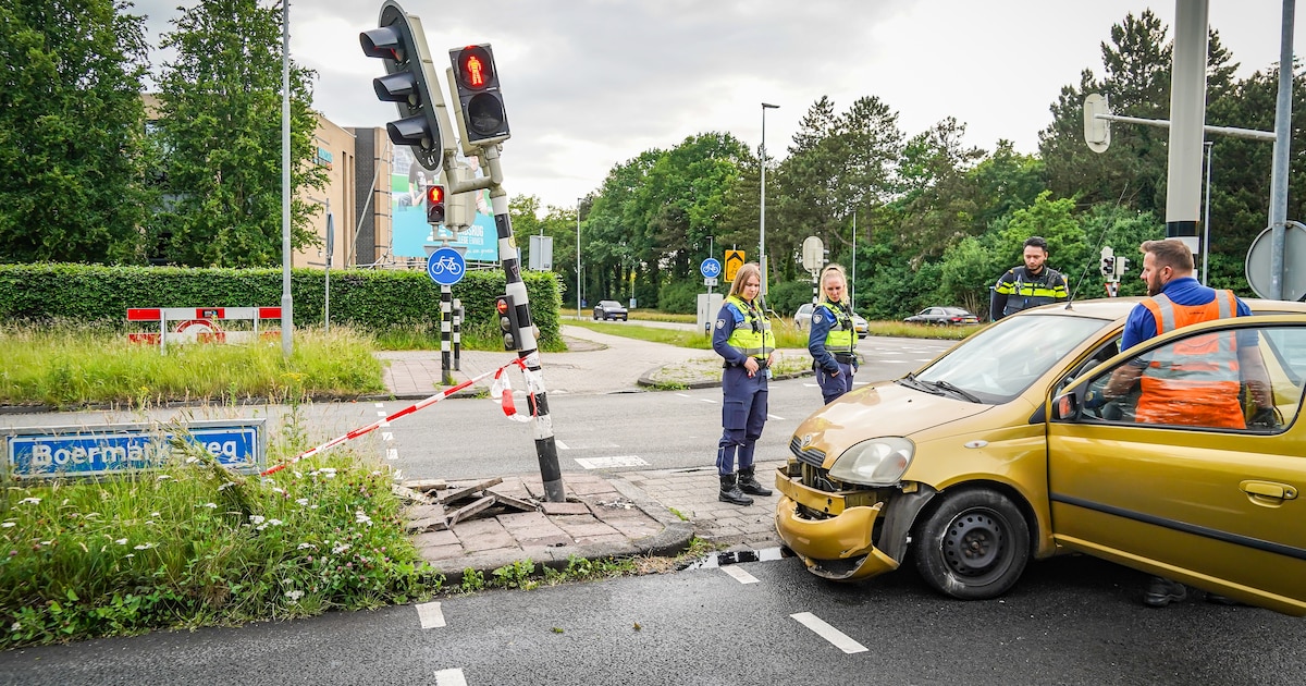 Auto ramt verkeerslicht bij eenzijdig ongeval in Emmen