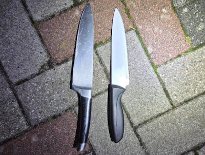 Man loopt met twee messen in broeksband door winkelgebied in Roosendaal