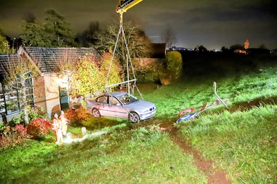 Automobilist mist gevel van woning in Ochten op een haar na