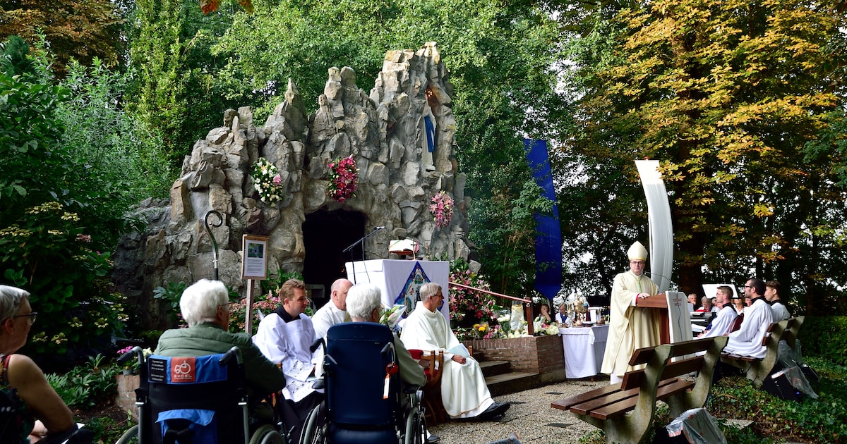 Lourdes in de polder: honderden vieren Maria onder lawaai van vliegtuigen in Noordeinde