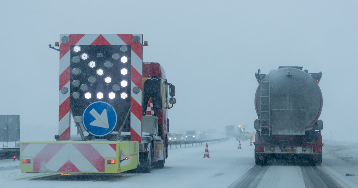 Vrachtwagen kantelt door gladheid op A32 bij Wolvega