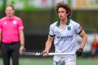 Jesse van Minde stopt abrupt met tophockey door versleten knie: ‘Ik wil met mijn zoontje kunnen rennen’