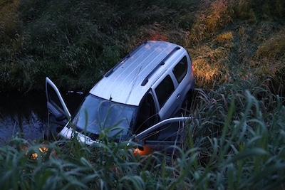 Gestolen auto eindigt na achtervolging in sloot Soestdijksekade, verdachte gebeten door politiehond