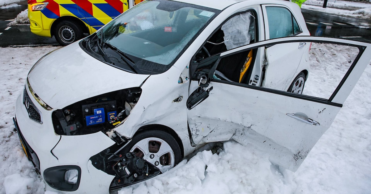 Botsing tussen twee auto’s bij Ugchelen: twee gewonden en voertuig in de sneeuw
