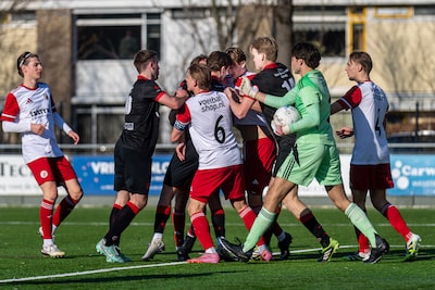Veldspeler op doel, scheidsrechter te laat en dit gebeurde er nog meer op de velden