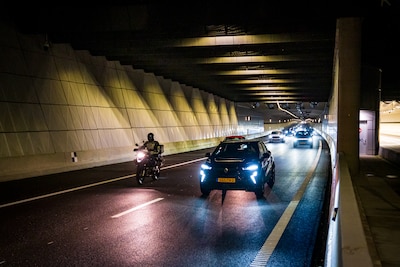 Na zes jaar werk is nieuwe A16 open voor verkeer: eerste auto’s gaan door Rottemerentunnel