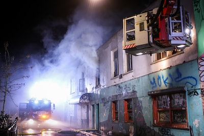 Grote brand in leegstaand pand in de binnenstad van Nijmegen: twee honden gered