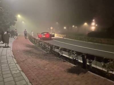 Automobilist botst tegen reling in Veenendaal en probeert daarna te vluchte