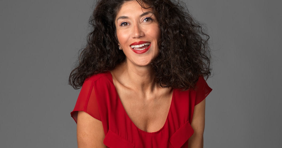 Cabaretier Nilgün Yerli brengt show naar De Koornbeurs in Franeker