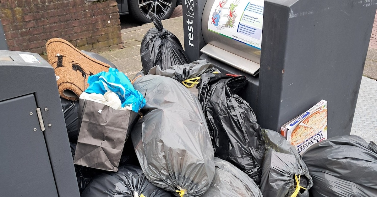 Zakken afval naast containers in Woerden: ‘Yoghurtverpakkingen liggen langs de weg’