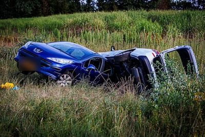 Twee auto’s rijden van de snelweg af bij botsing op A58 bij Oirschot, gewonde met nekklachten komt n