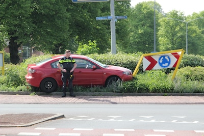 Auto raakt van de weg en belandt op rotonde in Almelo