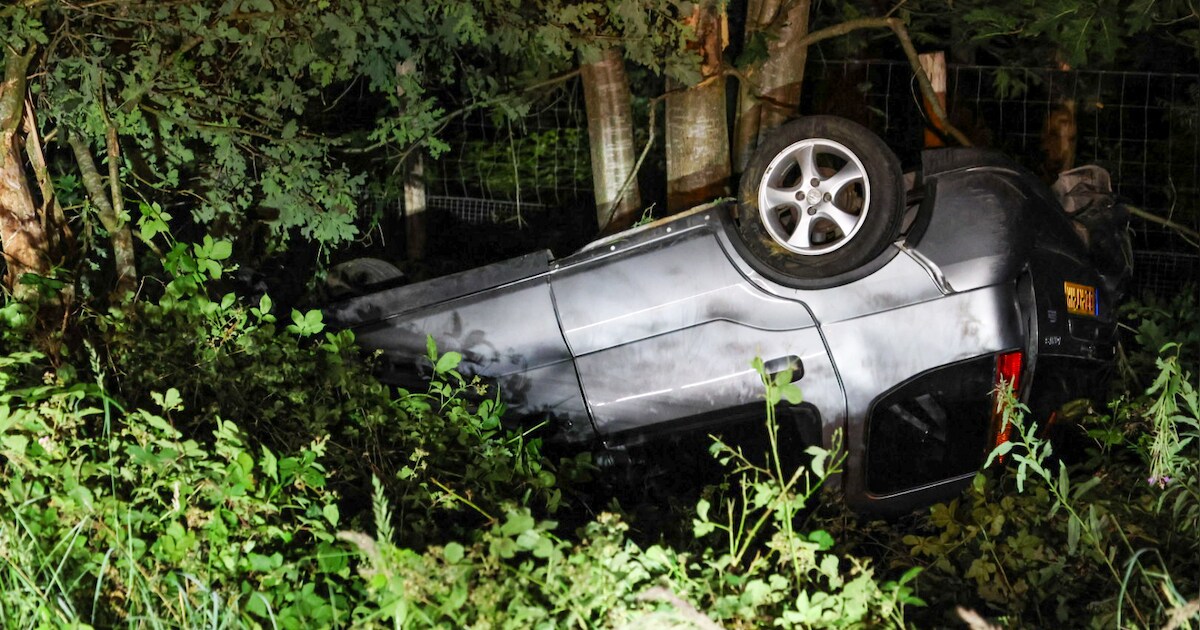 Auto slaat meerdere keren over de kop op A6 bij Bant, bestuurder naar ziekenhuis
