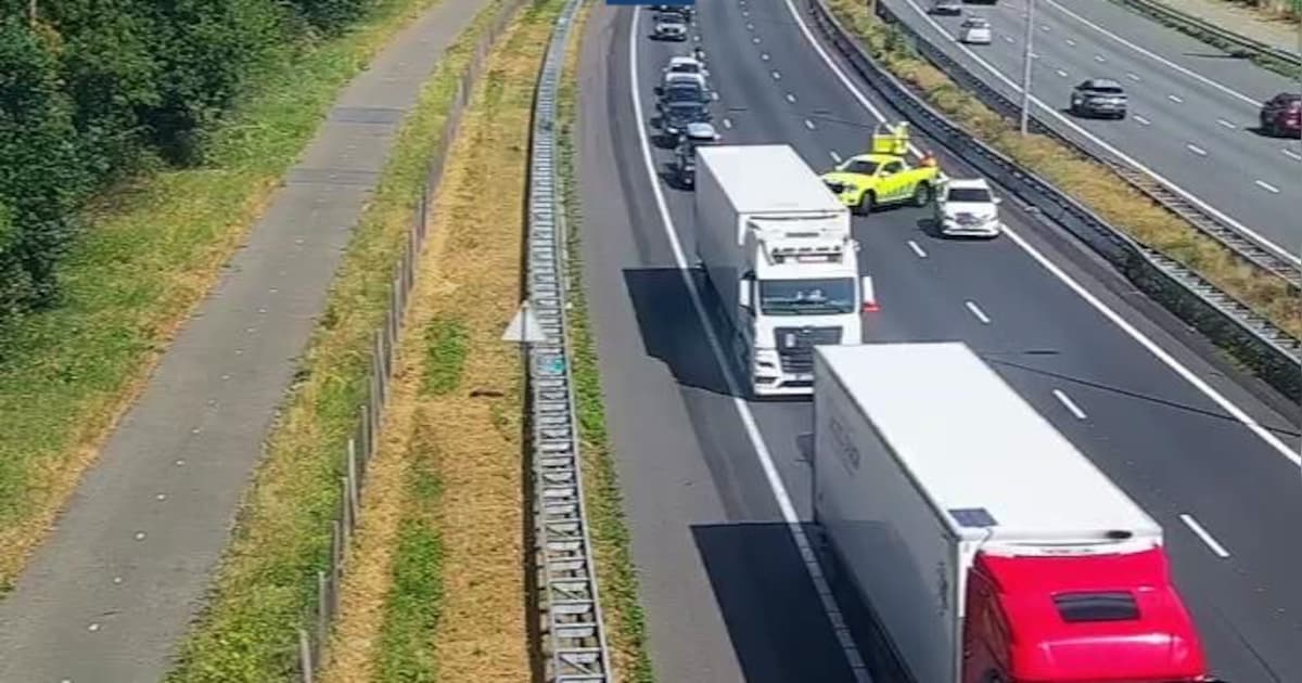 Ongeluk op Moerdijkbrug richting Breda: uur vertraging, twee rijstroken afgesloten