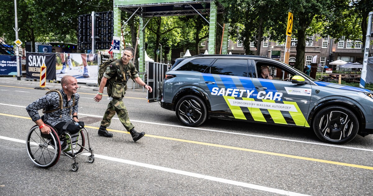 De eerste is binnen: Ronald (45) rolt vlak achter de safety car de ...