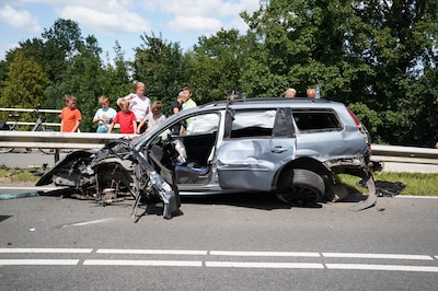Auto in de kreukels en één gewonde bij flink ongeluk in Kampen