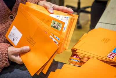 890.000 Nederlanders in het buitenland kunnen de verkiezingen beïnvloeden, maar doen dat niet