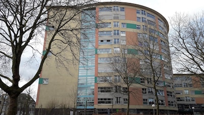 Man verwondt meerdere bewoners in zorgcentrum in Amersfoort: politie rukt uit met schilden en hond