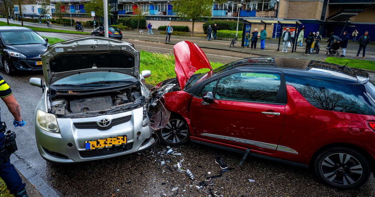 Harde botsing in Alphen, President Kennedylaan afgesloten