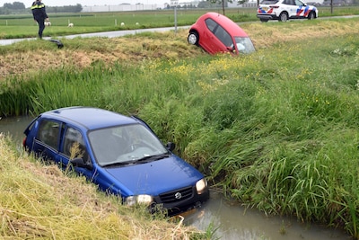 Auto’s eindigen in sloot na aanrijding op kruising in Hedel