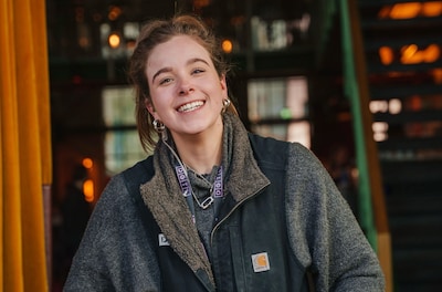 Esmee heeft een bijzondere baan tijdens DGTL: ‘Ik ben bezig met andermans urine’