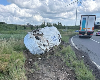 Vrachtwagen verliest rupsband van 36.000 kilo: verbindingsweg A59 naar A16 dicht tot 05.00 uur, verk