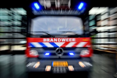 Elektrische heftruck in brand bij autohandelaar in Numansdorp, gevel van pand beschadigd