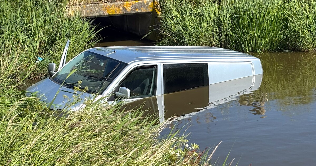 Bestelbus belandt in water langs de Grootslagweg in Andijk