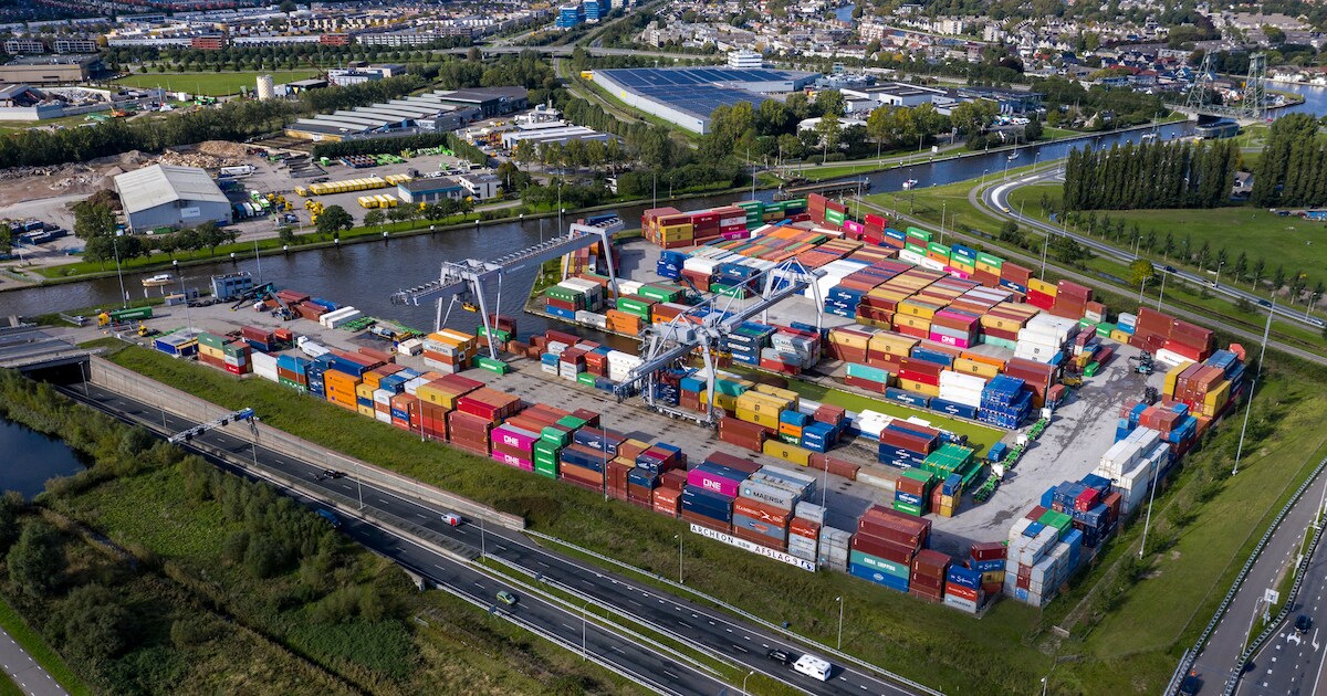Omwonenden hebben het nakijken: containers bij Alphense haven mogen ...