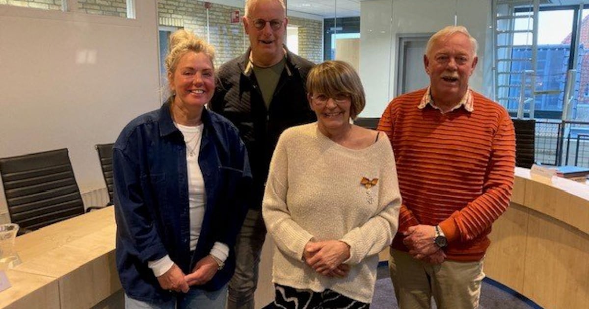 Vier raadsleden nemen afscheid van Vlielandse gemeenteraad, Zilverjutter als cadeau