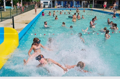 Buiten zwemmen kan weer en dat komt steeds meer door vrijwilligers: ‘Ik ben daarom extra trots’