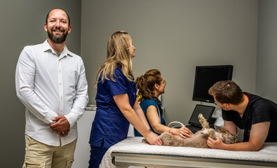 Dierenarts Johan opent tech-gedreven dierenkliniek: ‘De adviezen kloppen en het consult verloopt 40 tot 50 procent sneller’