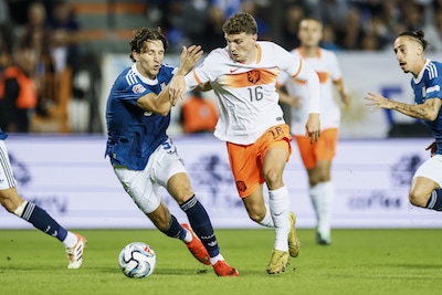 Slordig Oranje ontsnapt aan vroege achterstand: Grieks doelpunt afgekeurd